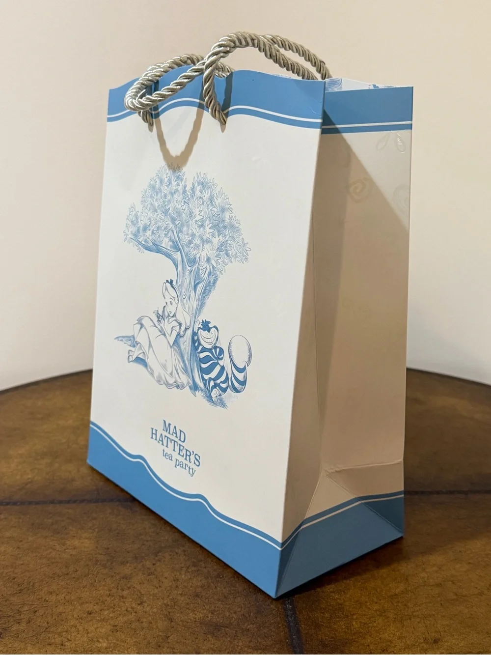 New Disneyland Club 33 Alice In Wonderland Medium Size Gift Bag & Paper Set